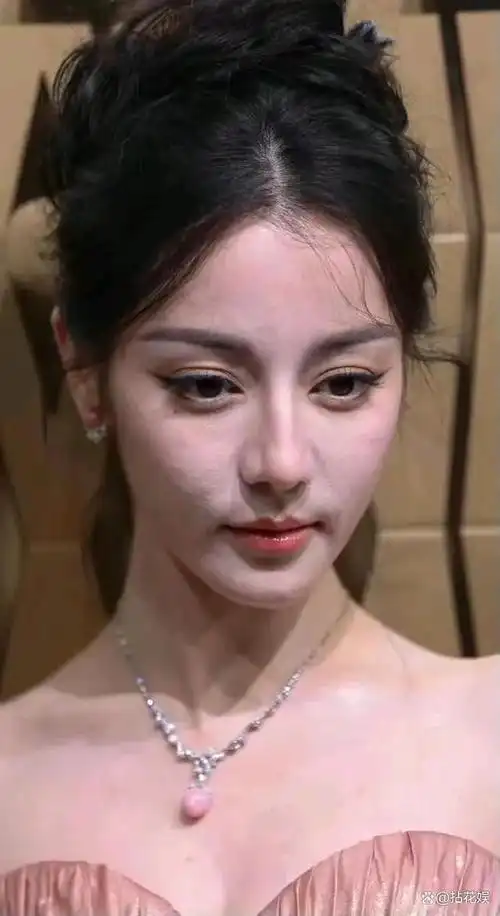 迪丽热巴这生图也太生了,连胸前的小疙瘩都看得清清楚楚