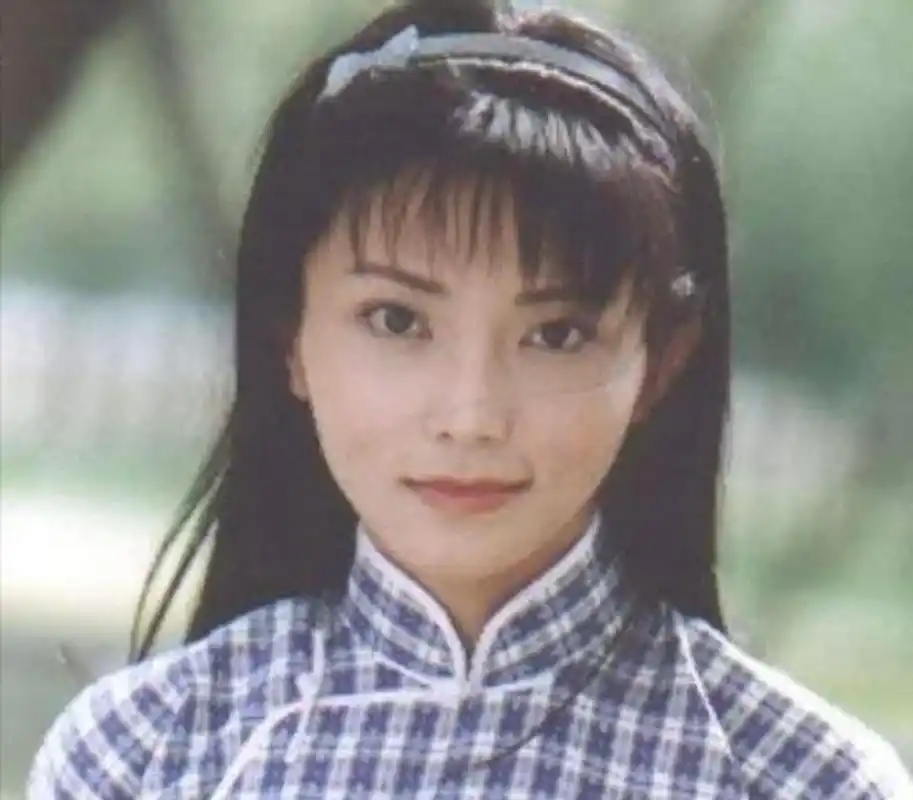 有一次竹联帮老大傅恒的儿子傅豪去上海玩,在一家会所遇到赵薇,两人