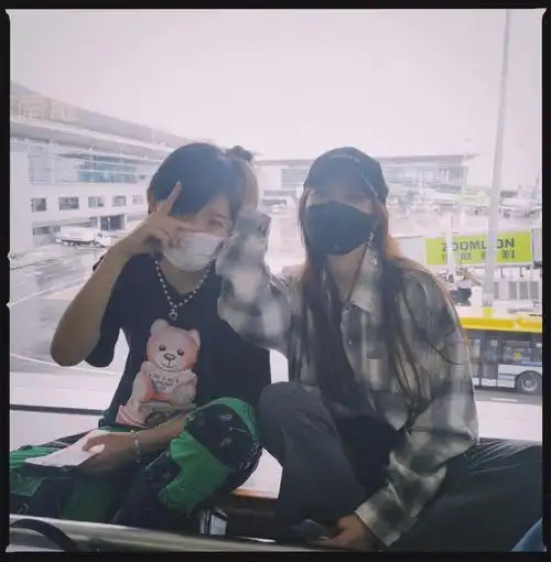 孟佳晒与李斯丹妮日常揪头发穿情侣裤闺蜜情深