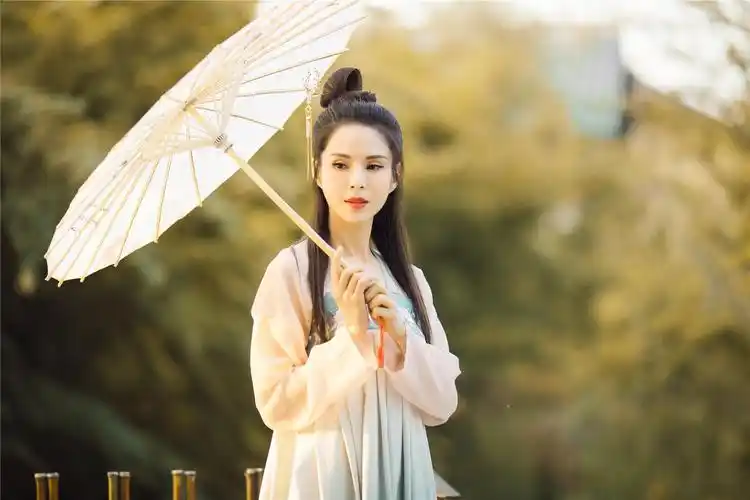 李若彤因与古天乐出演1995年版的《神雕侠侣》而被大批观众熟知,她