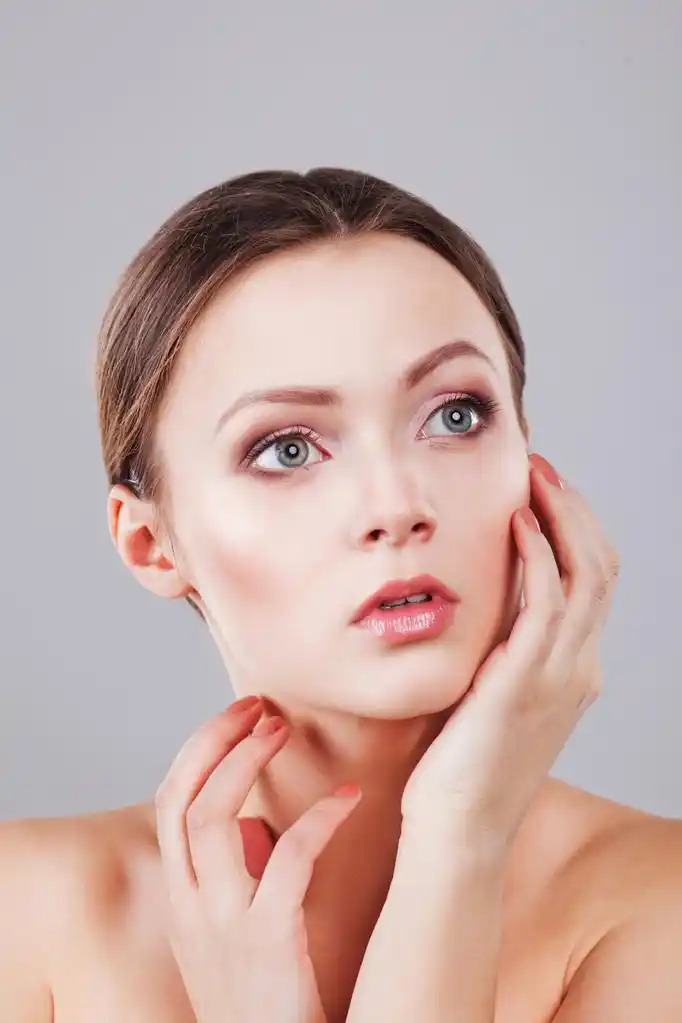 新鲜清洁肌肤美丽年轻女性脸