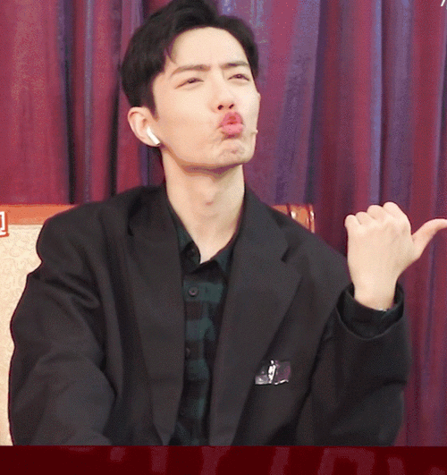 肖战戴耳机猜题游戏愣是整出了一堆表情包