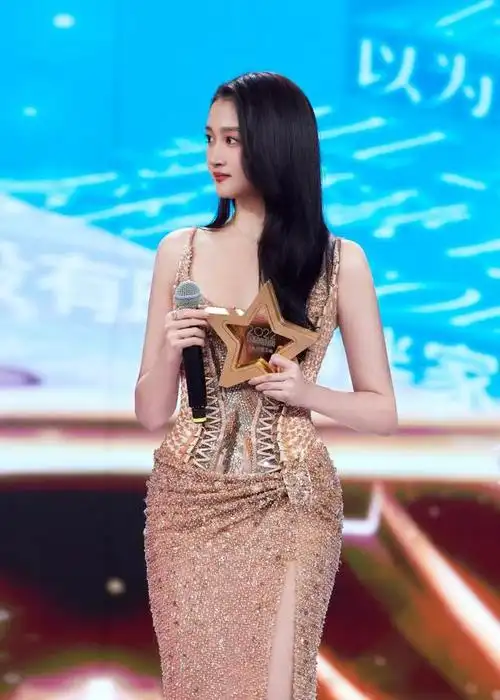 关晓彤的时尚品味备受瞩目穿亮片土黄色左开叉吊带裙时尚前卫