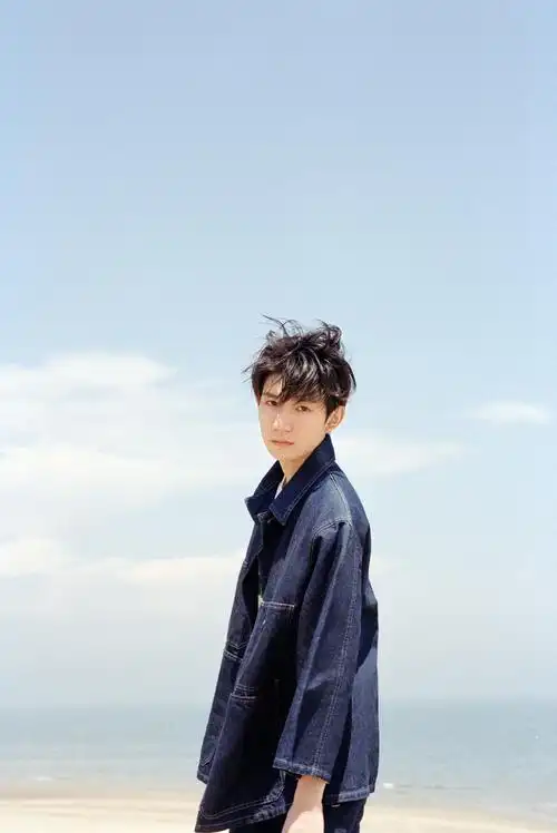 [王源][新闻]200831 王源更博晒海边照 感谢每个夏天都有你--爱豆app