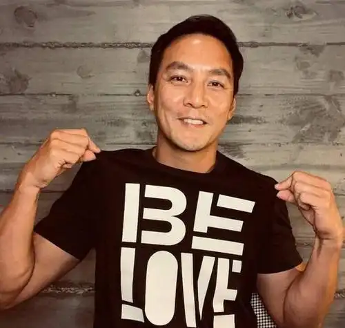 48岁的吴彦祖以瘦削帅气,棱角分明的形象出现在公众视野中,他的自拍照