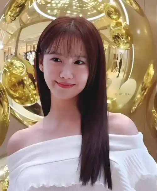 林允儿打球时的照片,身穿一字肩白色连衣裙,笑容可爱_形象_自然_表演