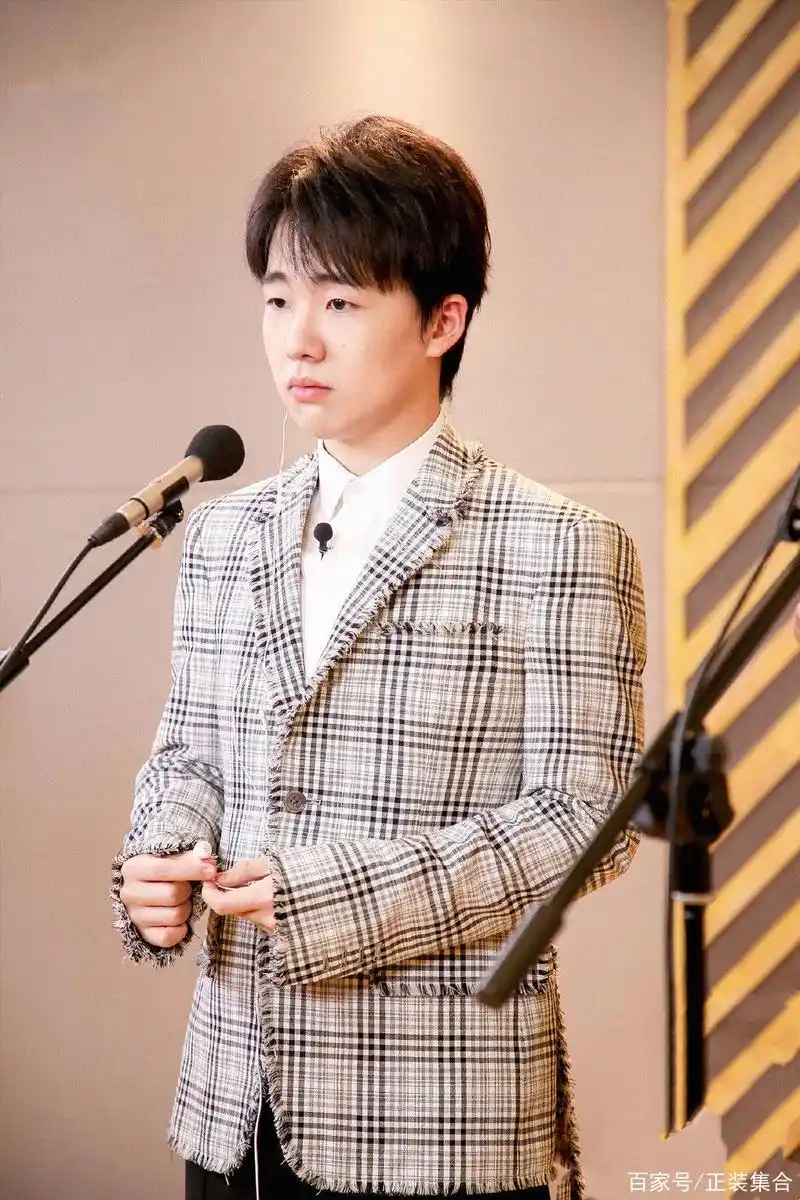 "精神小伙"郭麒麟穿上西装也是可可爱爱的?西装 傻笑也很帅气