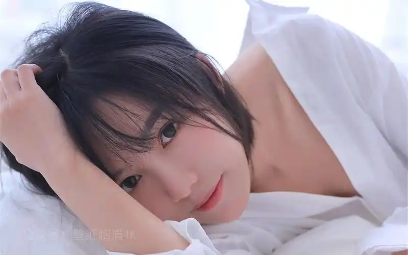 性感白衬衣美女慵懒图片壁纸