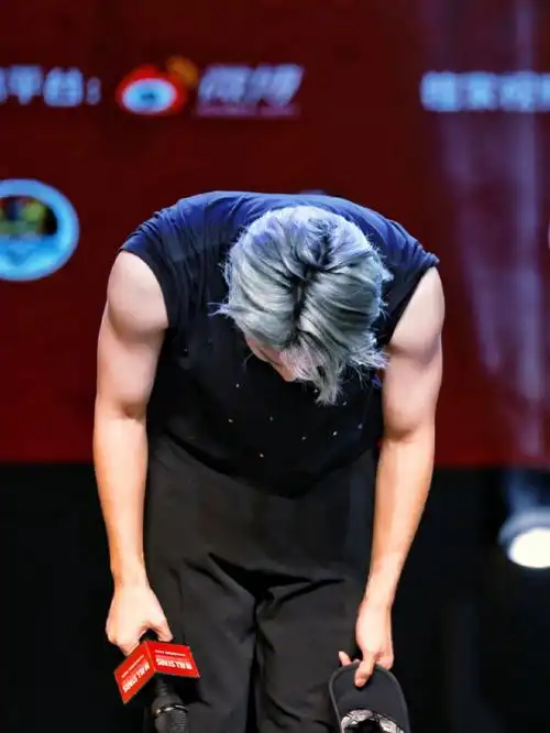 爱死张艺兴这个肌肉线条了