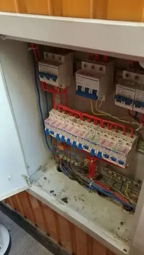 配电箱接地跨接缺失