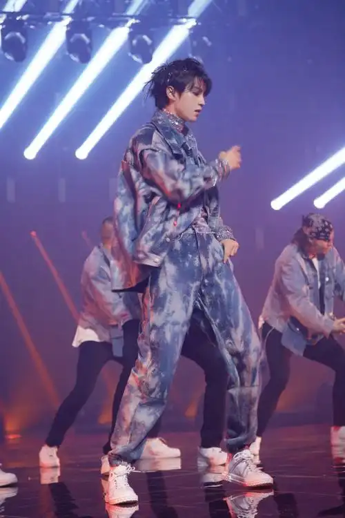 十周年想看至少这种水准的定妆/官方舞台照050404#陪王俊凯奔赴