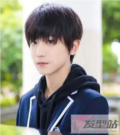 发型男生初中生00后洋气时尚展现青春活力