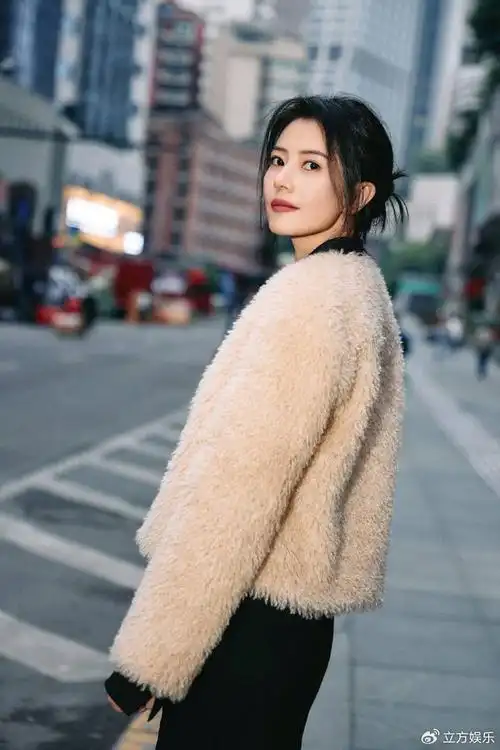 高圆圆冬季都市风写真释出 身穿毛绒外套时尚保暖__财经头条