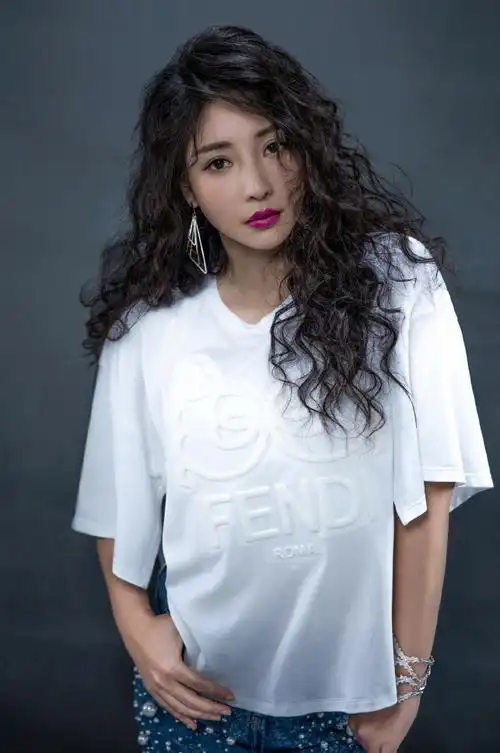 柳岩图片 柳岩卷发性感写真图片_明星_美桌网