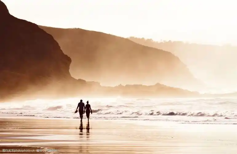 情侣海边漫步