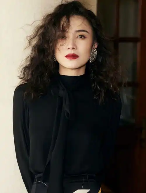 宋佳新造型,羊毛卷大波浪很酷,人像印花裙子很有个性