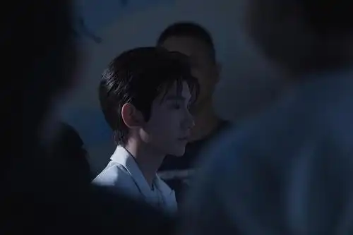 王源的侧脸绝了,高鼻梁慕了