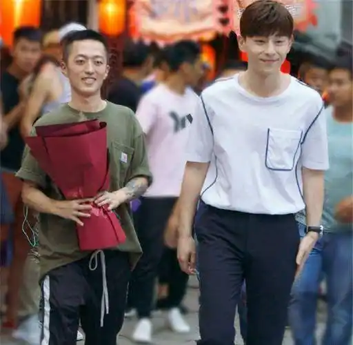 千玺的助理,杨紫的助理,沈月的助理,看到王俊凯的助理:差点儿认错人