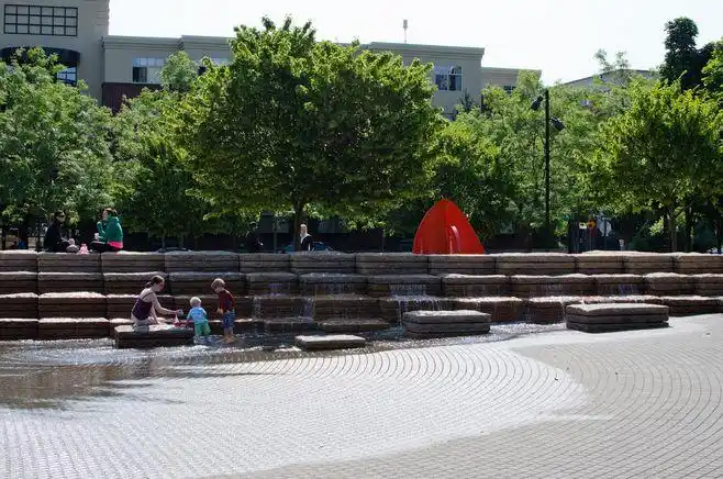 街头公园平地面水池景观