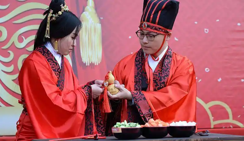 原创"交杯酒"的来历,古代人结婚用"瓢",现代人用"高脚杯"