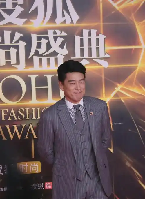 搜狐盛典怪事不断王耀庆裹得像粽子刘芸竟然在红毯上贴了70个暖宝