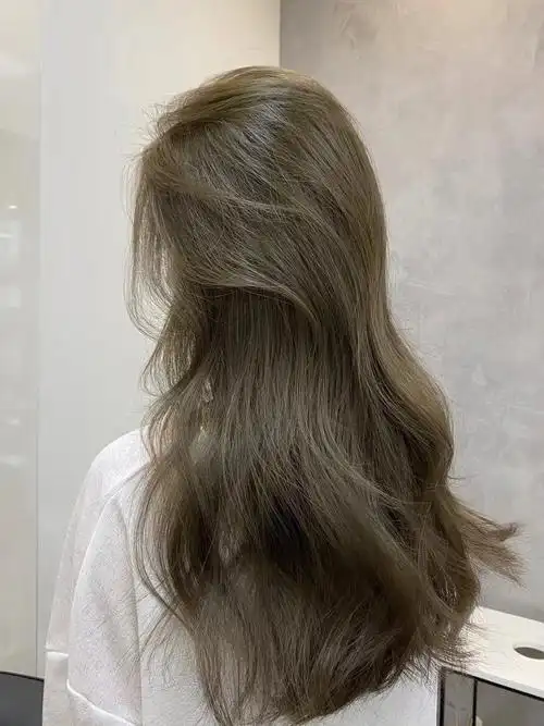 的颜色温柔好看超级显白温柔的颜色~冷茶棕色是近几年非常流行的颜色