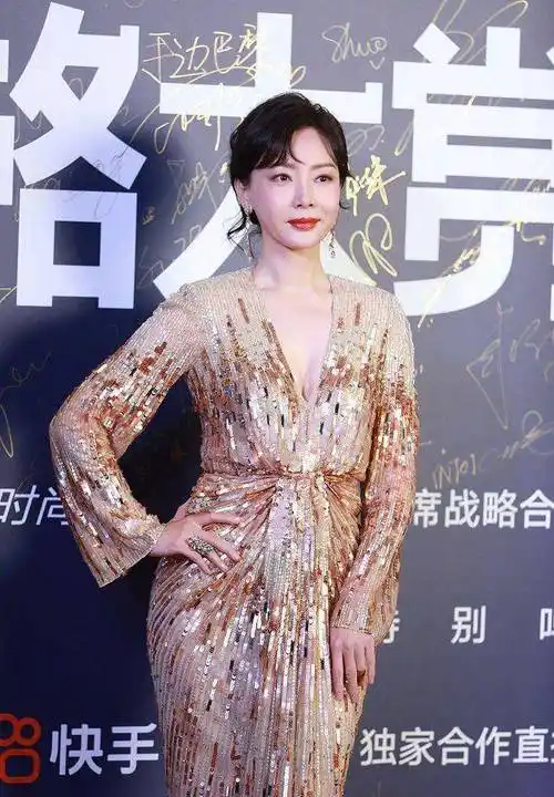 陈数身穿v领晚礼服,展现美好曲线,完美容颜让人深陷其中,太绝_女人