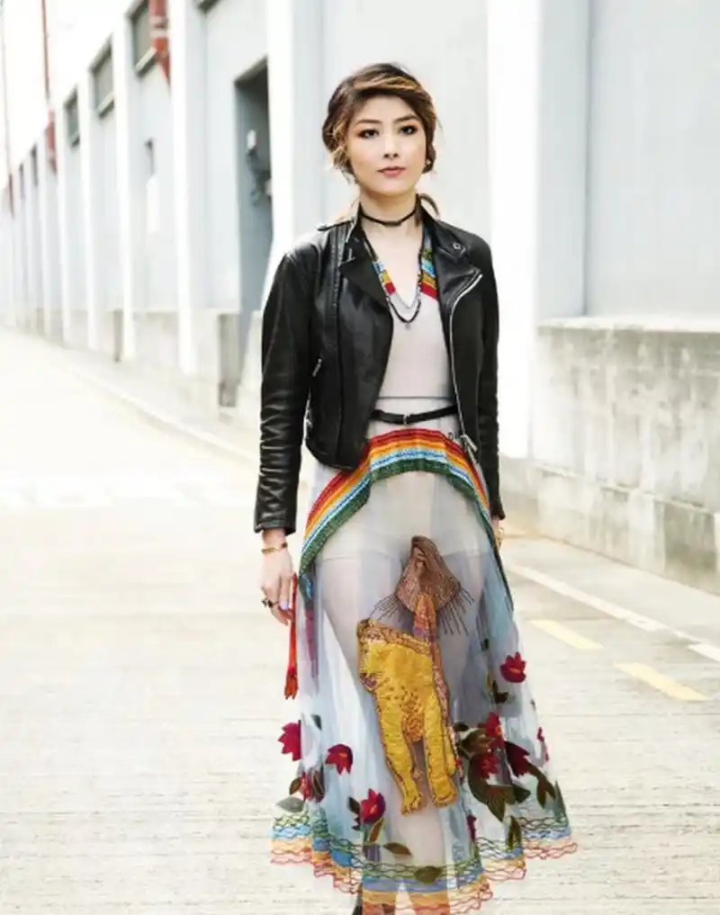 陈慧琳越老越敢穿,皮衣配纱裙远看挺时髦的,近看透出肉色打底裤