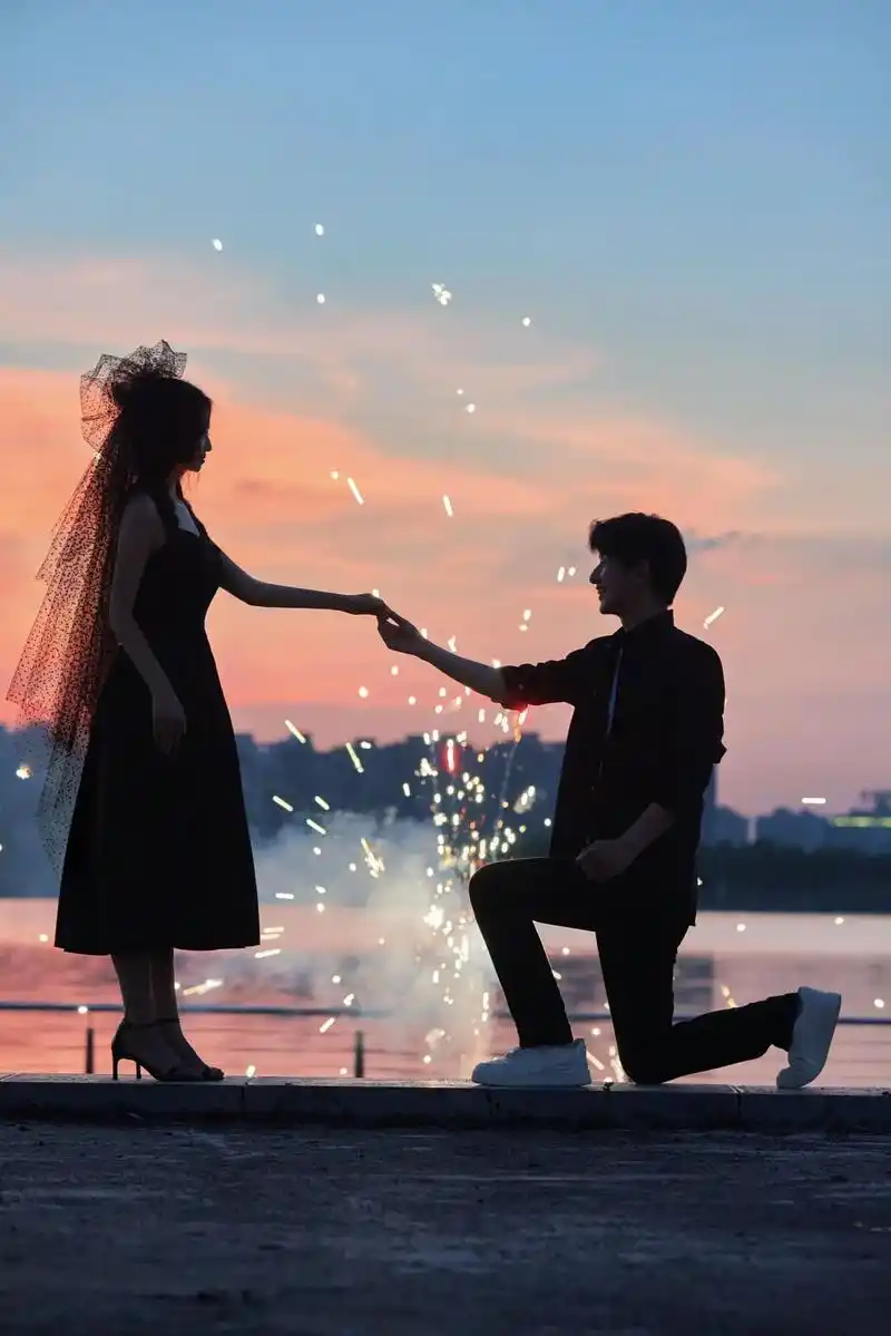 两个人手拉手漫步在东湖 - 抖音