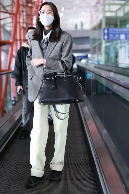 刘雯穿灰色oversize西装外套搭配白色直筒裤 时尚干练_造型_look_休闲