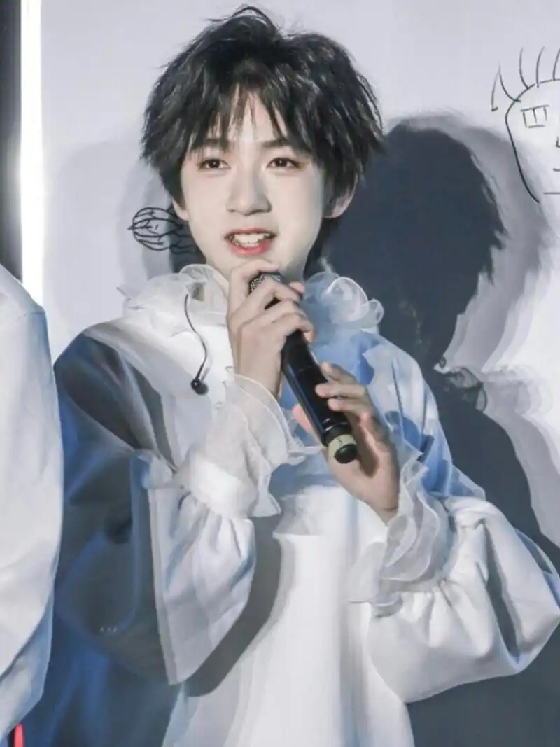 贺峻霖绝美图片 下期发全员