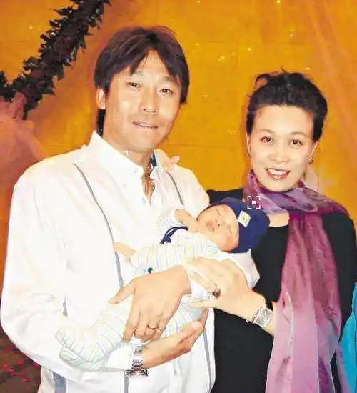 那英提起孩子眼泛泪光,儿子4个月时分手,孩子对爸爸记忆很深刻_都会