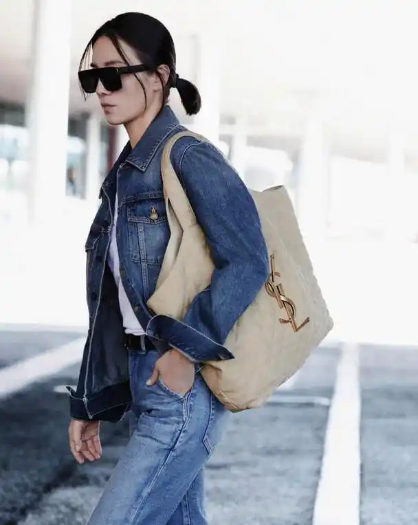 宋佳时装周街拍照曝光,白t恤牛仔服又酷又飒,曲线缩水上身平平