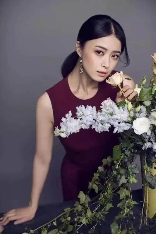 蒋欣瘦出新高度啦,大粗腿变小鸟腿!一下美回18岁!