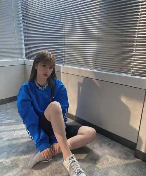 陈赫现任身材真好,穿粉色卫衣 健美裤在车站拍照,不像生过2娃_腾讯