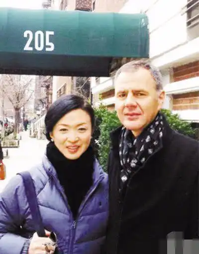 金星婚后第一次去婆家半夜起来却意外发现婆婆在客厅哭泣