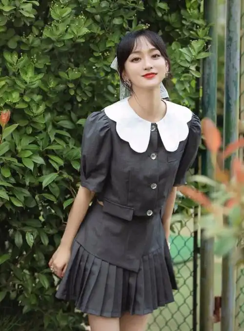 赵露思的"学院穿搭"也太甜了吧!秋天就这么穿了