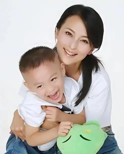 演员许云帆:娶黄志忠前妻何音,和继子处成朋友,结婚至今无子