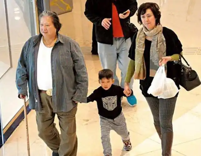 70岁谭咏麟像小伙,68岁洪金宝戴头巾似婆婆,两人状态差太多