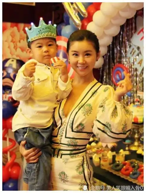 李小萌官宣二胎产子,大方晒宝宝正脸,王雷抱俩儿子合照超幸福_腾讯