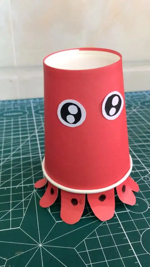 纸杯手工弹跳小章鱼操作简单好玩快动手做做看吧