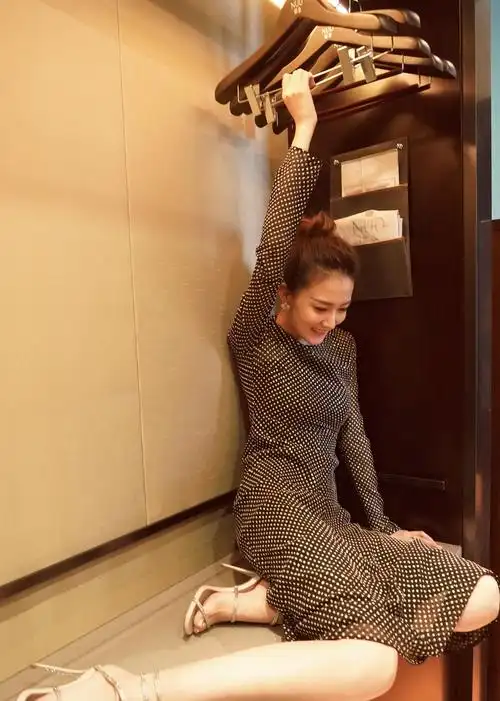 徐璐穿气质长裙,一件蓝色抹胸长裙尽显女神魅力