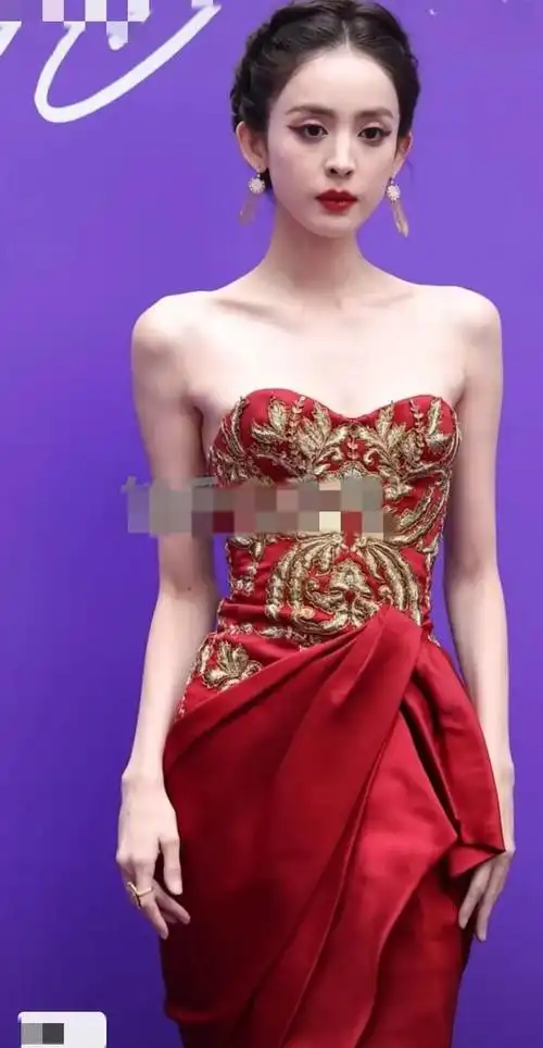 古力娜扎走红毯"瘦脱相",纸片身材撑不起礼服,一双手没法看!|抹胸|模