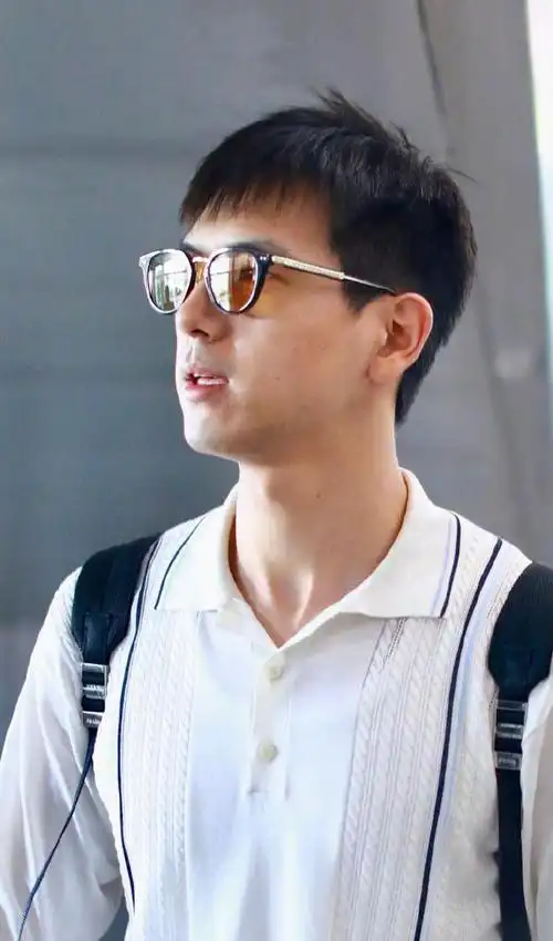 现在的媒体也太狠了吧李现的机场生图居然直接放状态太真实