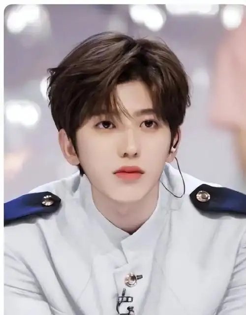 蔡徐坤上热搜高调复出,同样是奔跑吧常驻,如今的杨颖却深陷泥沼_腾讯