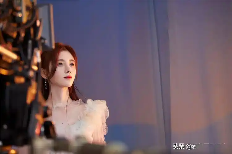 鞠婧祎纱裙甜美高清图片