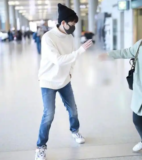 的胡先煦身穿着一件变色的上衣,下搭一条牛仔裤,还穿着一双白色的鞋子