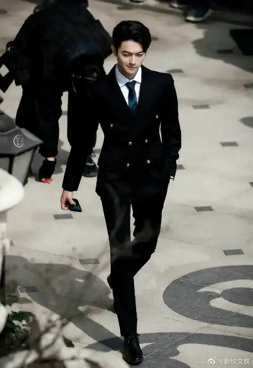 许凯黑西装路透