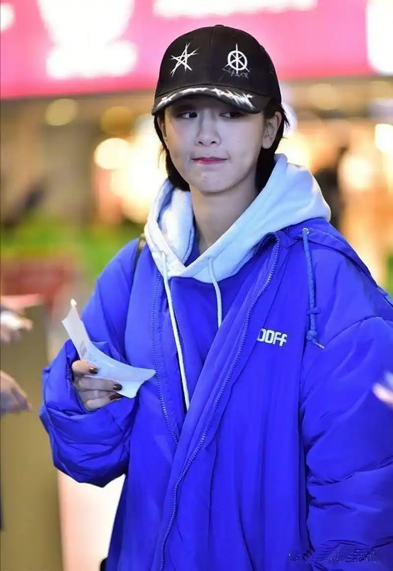 杨紫一身蓝造型