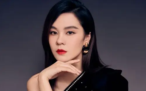 郁可唯性感斜肩礼服桌面壁纸